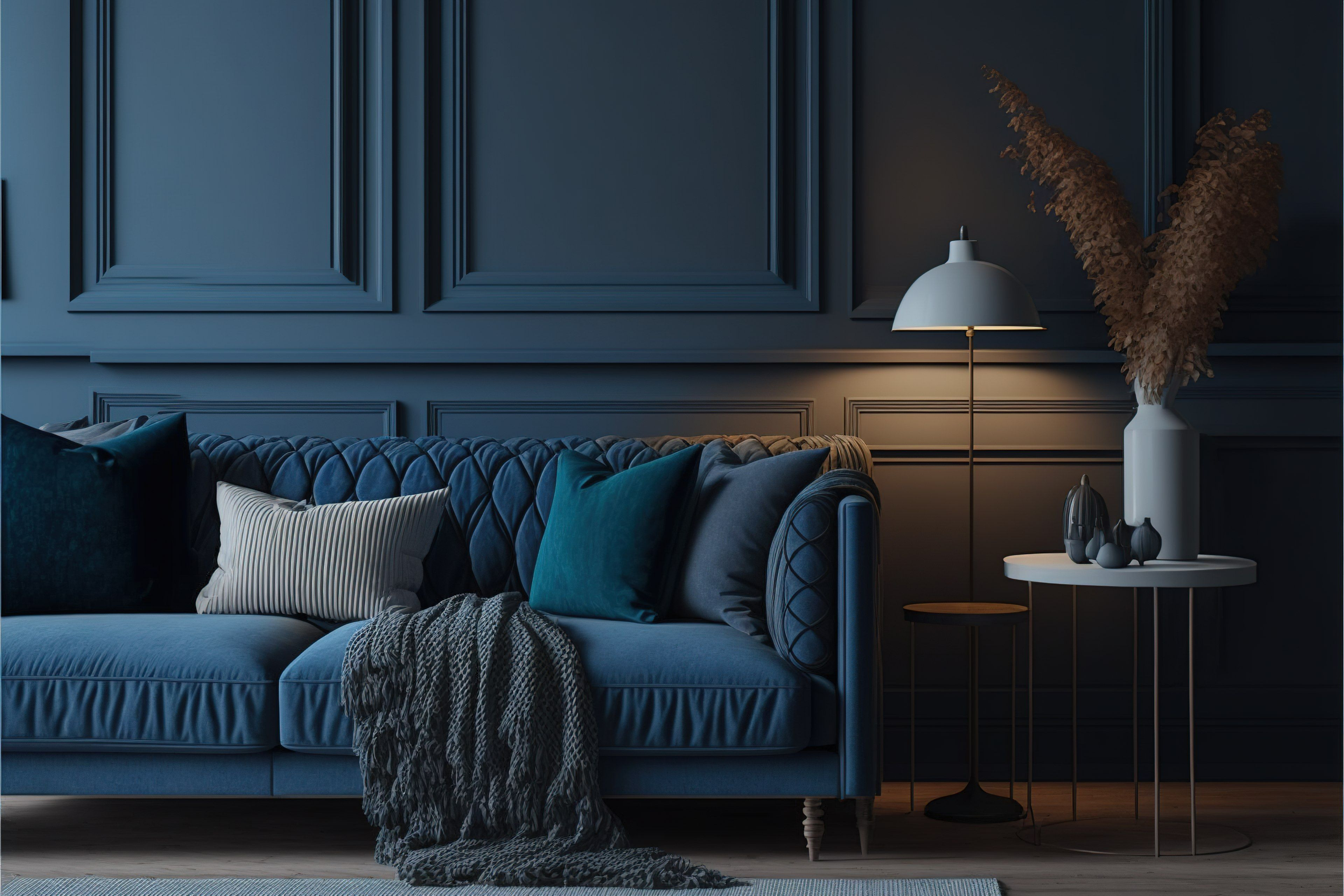 Divano bli con parete blu e coperta grigia